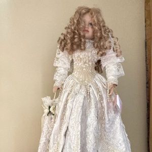 TRADITIONS Doll Collections-Sylvia
1637/2400 retired